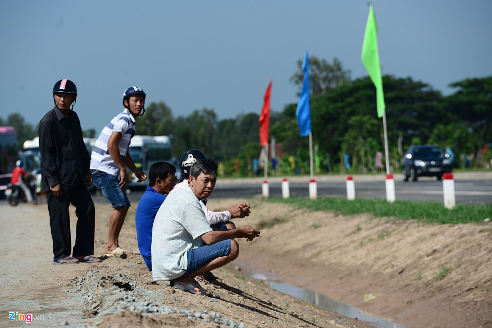 Người miền Tây đội nắng xem khánh thành cầu 3.000 tỷ